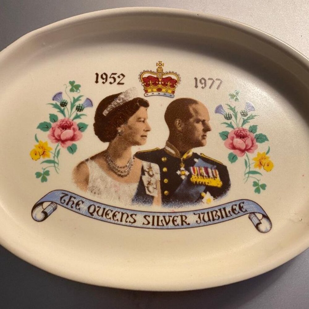 QUEEN ELIZABETH Dish THE QUEEN'S JUBILEE 1952-1977 Guildcraft POOLE